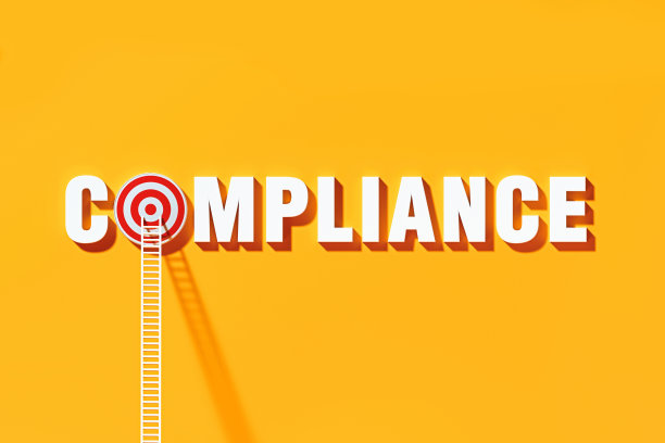 合规概念-靠在黄色墙上的白色梯子上的合规书面牛眼目标图片下载