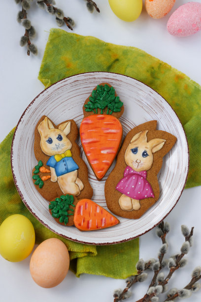 复活节姜饼小兔位于盘子上的白色背景上，俯视图图片下载