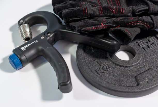 重量和手套在一个白色的背景，任何家庭健身房的完美补充。在家的健身概念图片下载