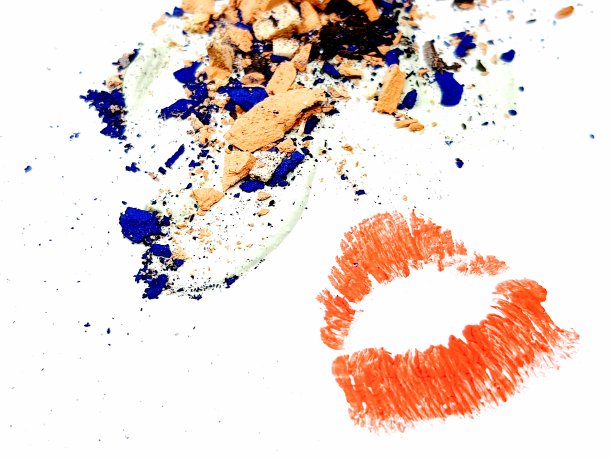 彩妆背景用眼影、粉沫、唇吻、分散的眼影粉粒、粉沫组成的彩妆成分图片下载