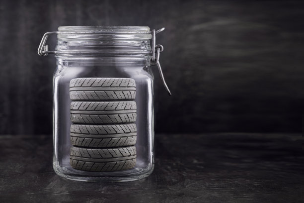 存放汽车轮胎。车轮被储存在一个玻璃罐中，概念。本空间图片下载