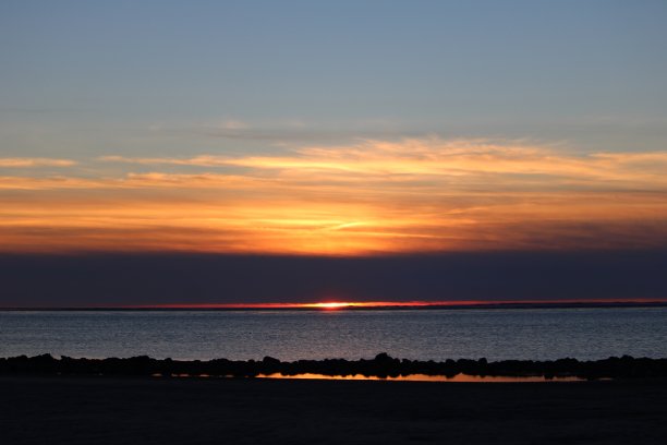 荷兰瓦登岛Ameland的熔岩日落图片下载