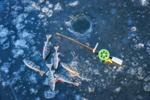 冬季钓鱼。冬天钓鱼用的钓竿和在冰上打洞图片下载