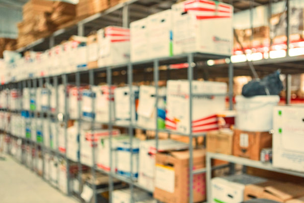 仓库货架上产品的模糊照片，购买背景图片下载