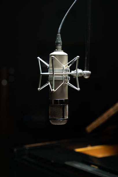 冷凝器麦克风与大钢琴在模糊的背景，股票照片图片下载