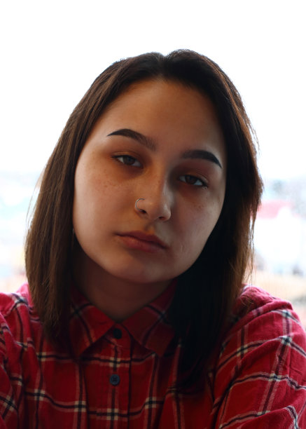 一张漂亮女人的照片，背景是一扇明亮的窗户图片下载