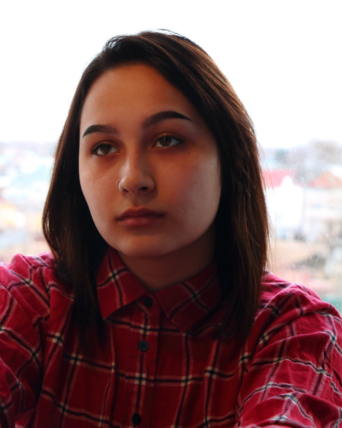 一张漂亮女人的照片，背景是一扇明亮的窗户图片下载