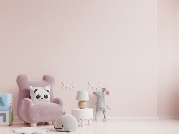 在儿童房间的墙壁上，以浅粉色的椅子为背景。图片下载
