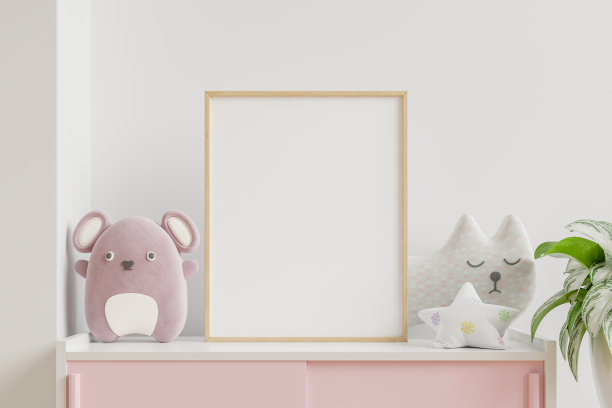 模拟海报在儿童房内部，海报在空白的白色墙壁背景。图片下载