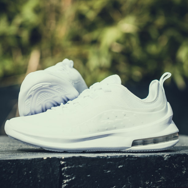 白色的运动鞋图片下载