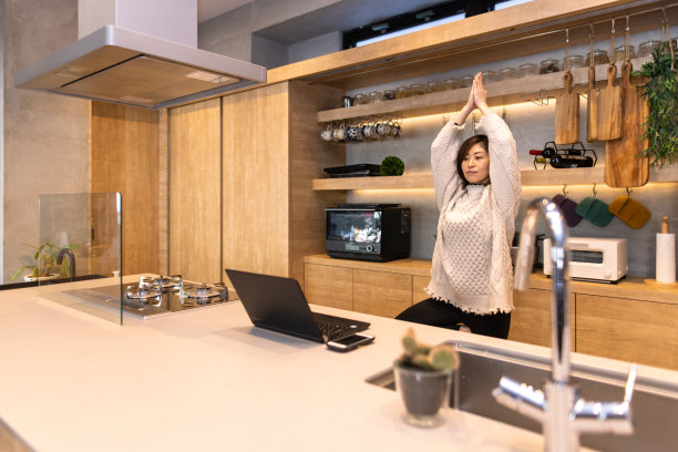 一名日本女子在厨房参加在线瑜伽学校图片下载