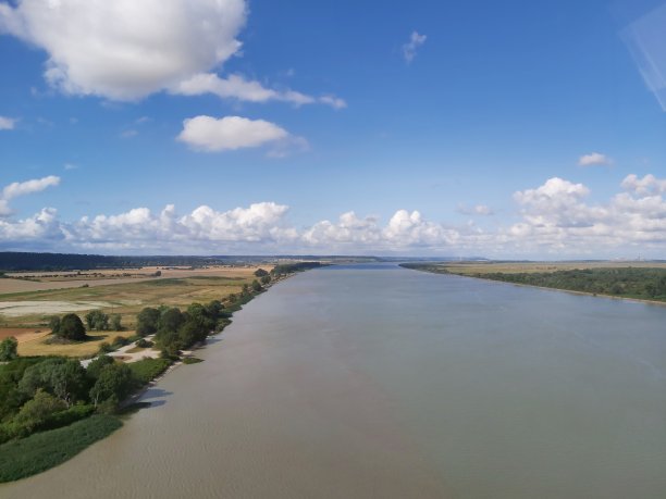 诺曼底桥下的塞纳河图片下载