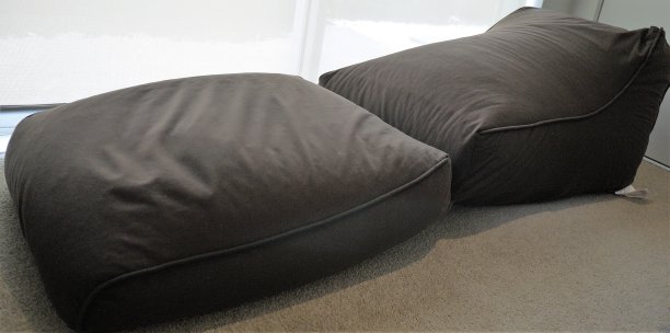 便携式豆袋睡觉，阅读和坐图片下载