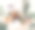 女孩和女孩坐在沙发上休息图片下载