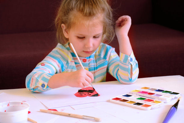 小女孩画了有趣的红心图片下载