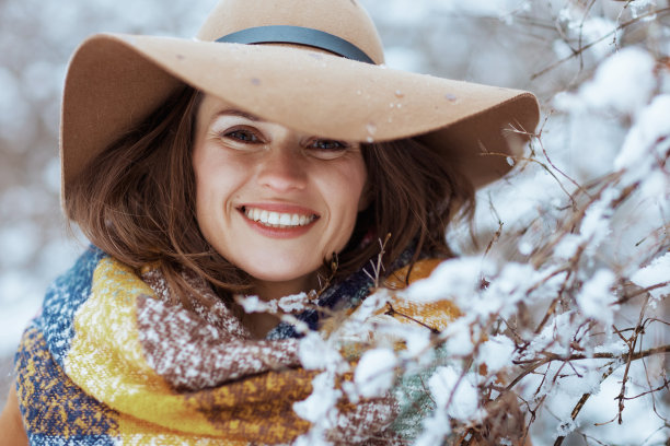 微笑的时尚女性户外在冬季城市公园图片下载