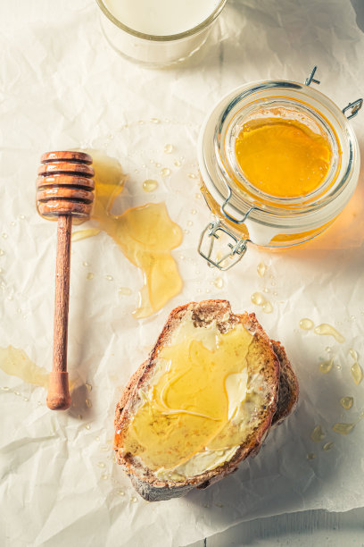 美味的全谷物面包做的蜂蜜三明治图片下载