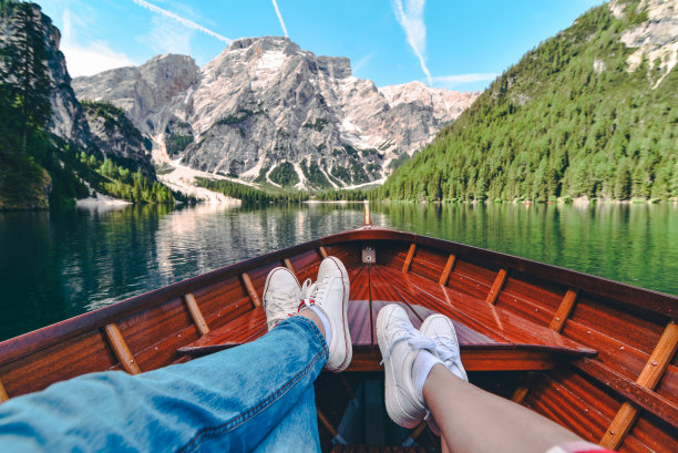 一对夫妇在山湖上的小船上休息图片下载