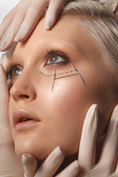 双手戴着乳胶医用手套捧着美女的脸图片下载