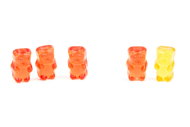 儿童维生素以熊的形式排列。很多五颜六色的儿童果冻糖果。图片下载