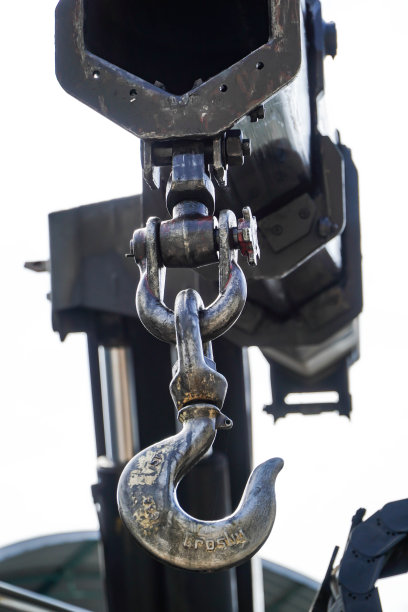 吊车臂带孤立钩，蓝天背景图片下载