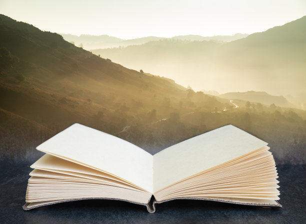 美丽的秋天的数字合成图像秋天风景日出在湖区与阳光出来在书的页图片下载