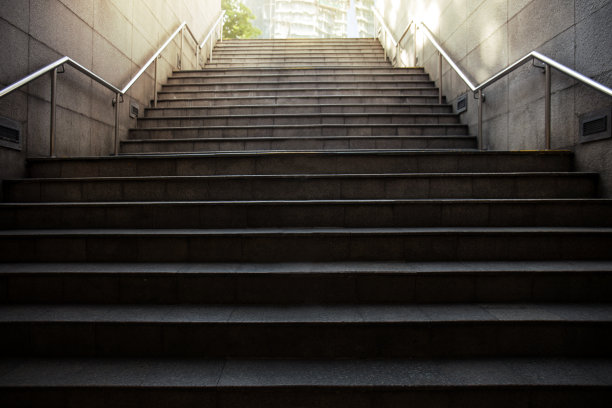 正面的长楼梯向上与明亮的阳光。图片下载