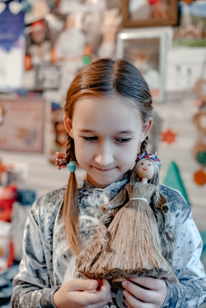 一个手里拿着洋娃娃的孩子。图片下载