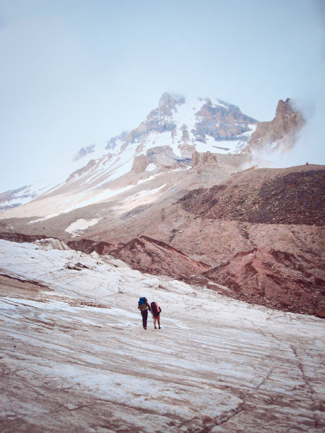 冬季山里的一群游客图片下载