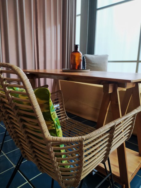 带椅子的桌子图片下载