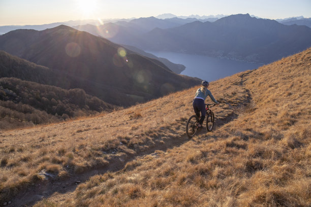 女山地自行车骑下草山脊在日出图片下载
