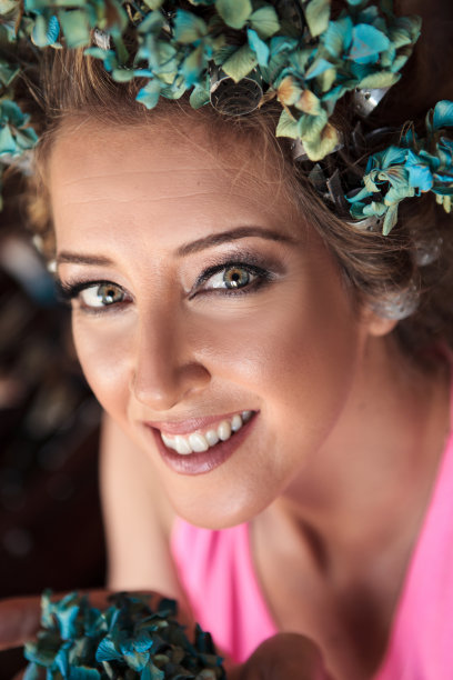 头上戴着花环的美女图片下载