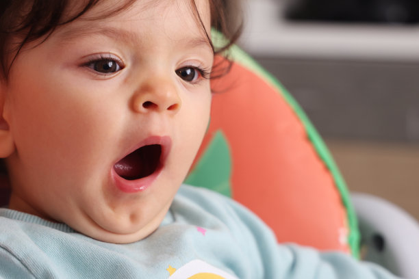 可爱的宝宝打呵欠图片下载