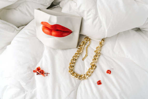 白色背景上的金色宝石链。图片下载