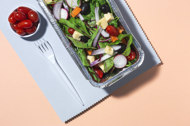 健康的素食主义者带走铝容器中的沙拉图片下载