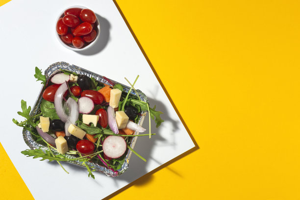 健康的素食主义者带走铝容器中的沙拉图片下载