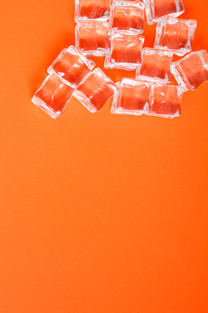 冰块模仿透明亚克力的人造塑料块不真冷，错觉准备吃的桌子放在户外顶视图复制空间为文字食物背景图片下载