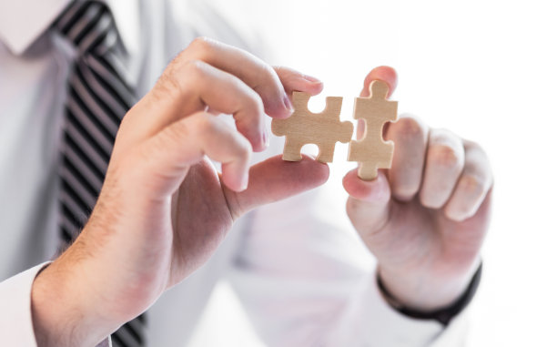 商人手接拼图。商业解决方案，成功和战略概念。图片下载