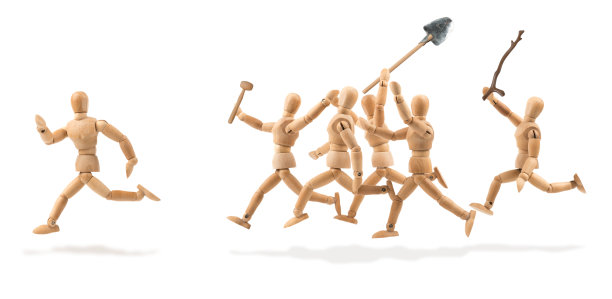 木制人体模型用冲击武器追赶一群怪物图片下载