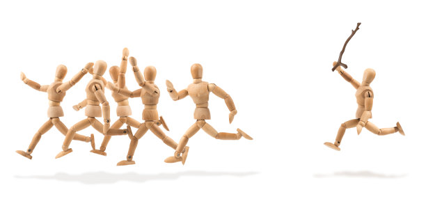 木制人体模型用冲击武器追赶一群怪物图片下载