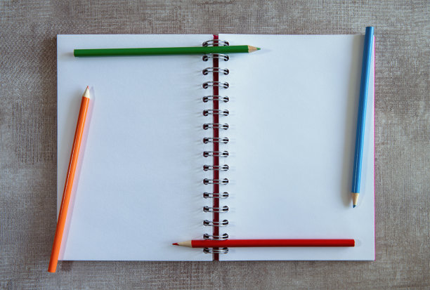 灰色背景上的空白螺旋笔记本图片下载