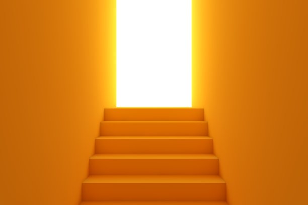 黄色的楼梯通向发光的门图片下载