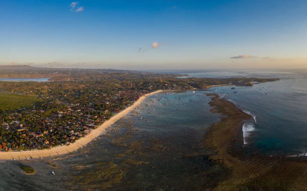 印度尼西亚巴厘岛日落时的莱姆邦安岛和海滩的鸟瞰图图片下载