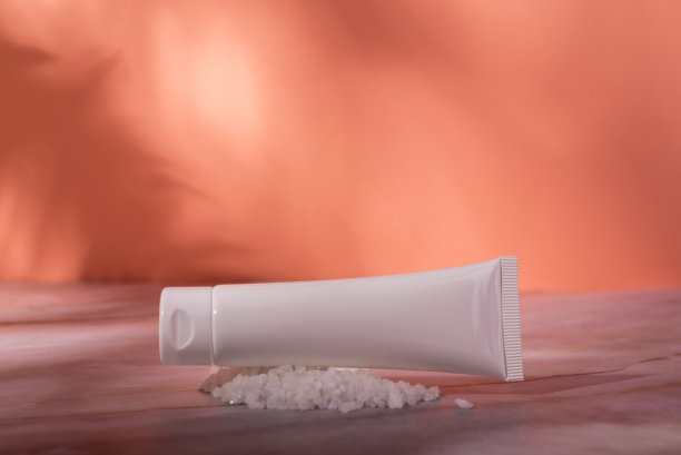 海盐护肤化妆品。大理石背景上的死海天然奶油。图片下载