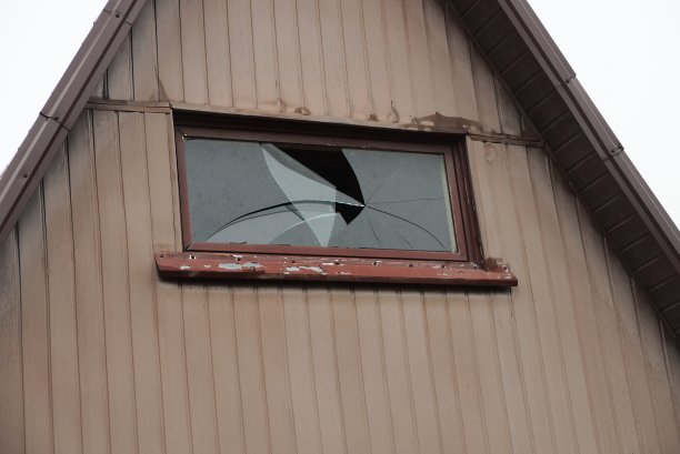 乡村房屋的棕色木质阁楼的一部分，有一扇小破窗图片下载