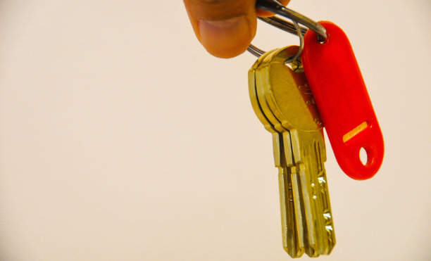 背景是房地产经纪人拿着房子钥匙图片下载