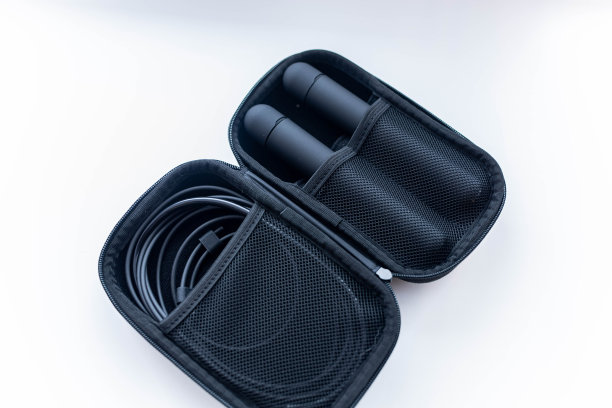 数字智能跳绳白色背景，现代科技运动图片下载