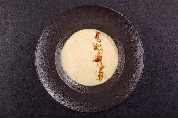 奶油汤在黑暗的背景。图片下载