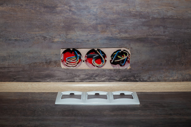 在木制厨房围裙上安装三个插座。修理和改善住房。图片下载