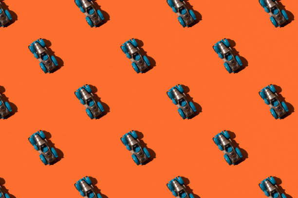 玩具复古汽车敞篷车在橙色的背景图案。图片下载